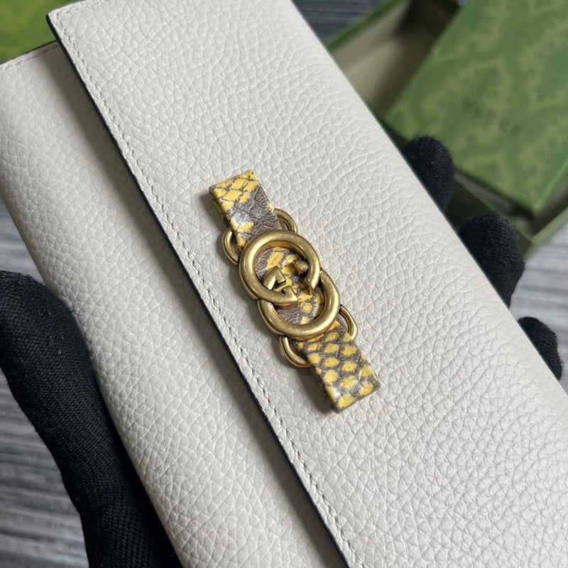 Styled lifestyle shot of everyday-luxe sleek women's handbag – women's luxury accessory