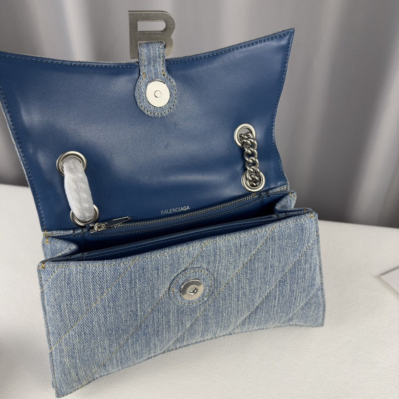 Zivas Charm Chic Craftsmanship Statement Handbag (Versatile Style Statement) – Close-Up Detail