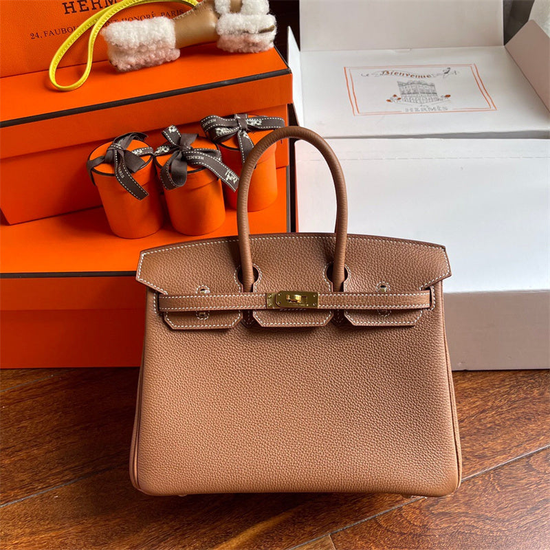  smart tote bag styled with outfit 18