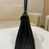 Streamlined handbag styled for everyday wear