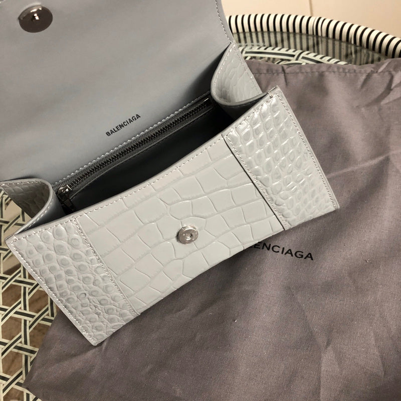 Side profile of sleek classic women's handbag – women's designer-style accessory