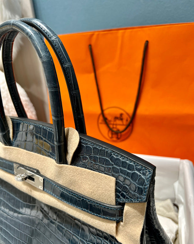 Effortless handbag styled for everyday wear
