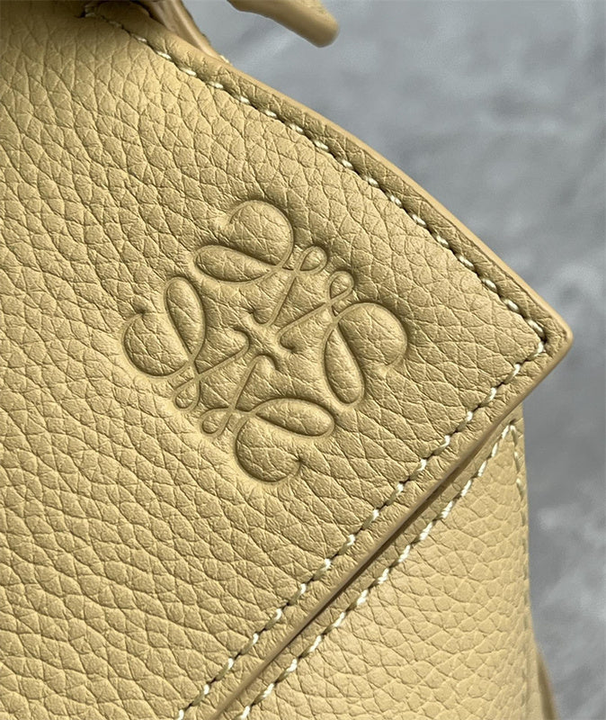Ziva's Charm handbag – detail view (24cm*10cm*14cm)