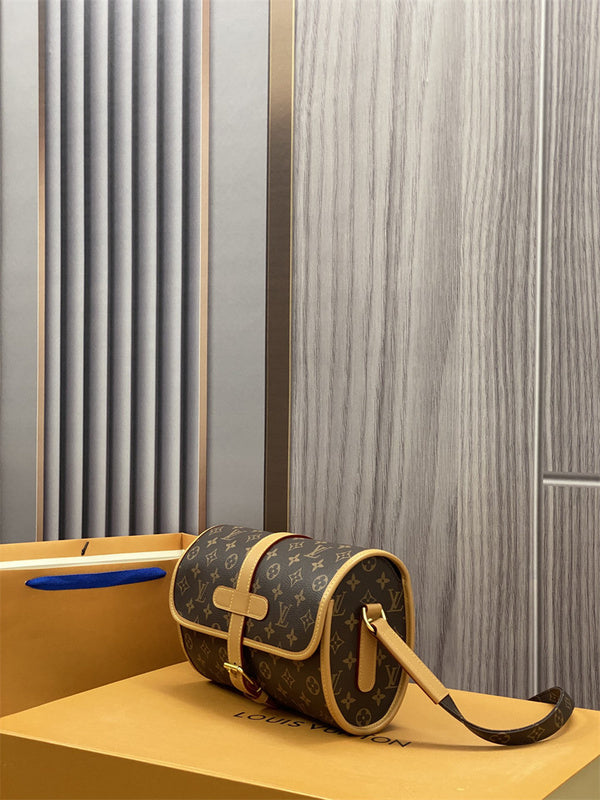  structured bag interior and compartment view