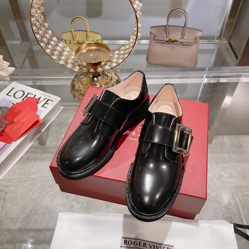 Three-quarter angle view of Roger Vivier luxury piece style No.093