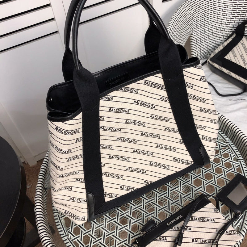 Handle and strap detail of chic classic women's handbag – women's designer-style accessory