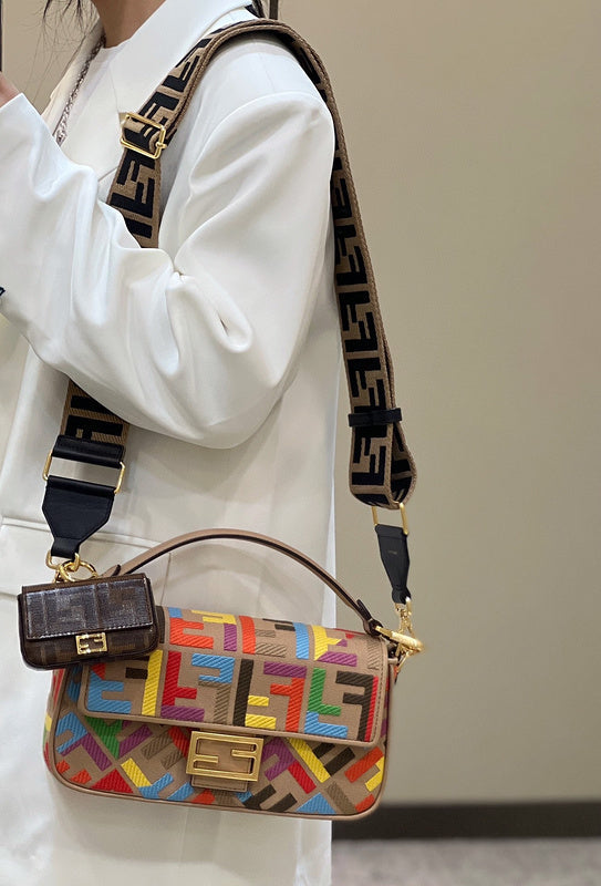Ziva's Charm handbag – detail view (27cm*7cm*14cm)