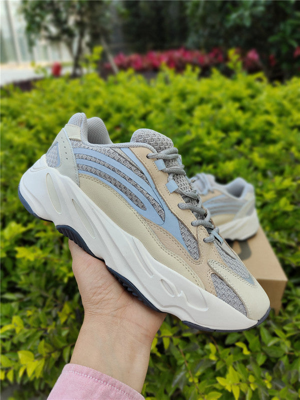 Nike Men's & Women's Designer Street Sneakers — Style 050 hardware detail