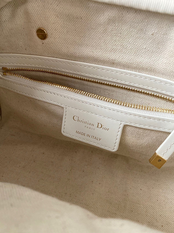 Side profile of signature everyday-luxe women's handbag – women's designer-style accessory