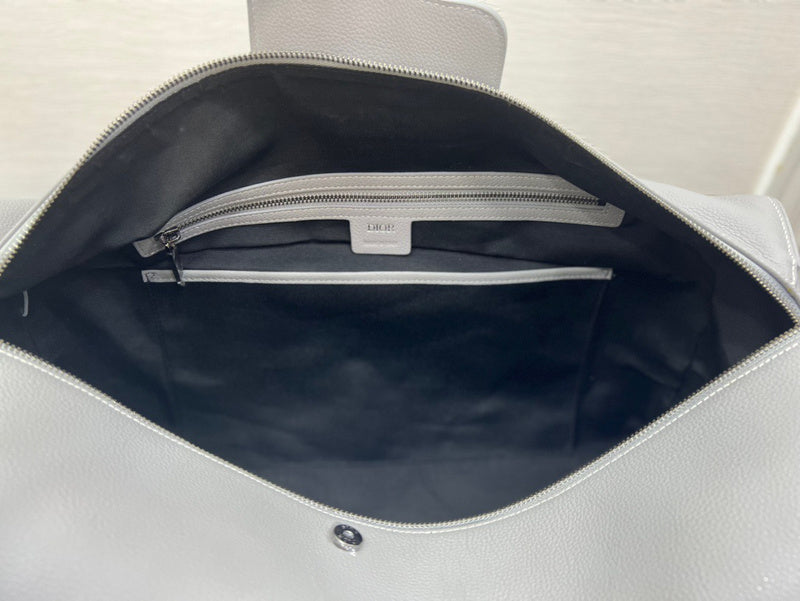 Side profile of everyday-luxe signature women's handbag – women's designer-style accessory