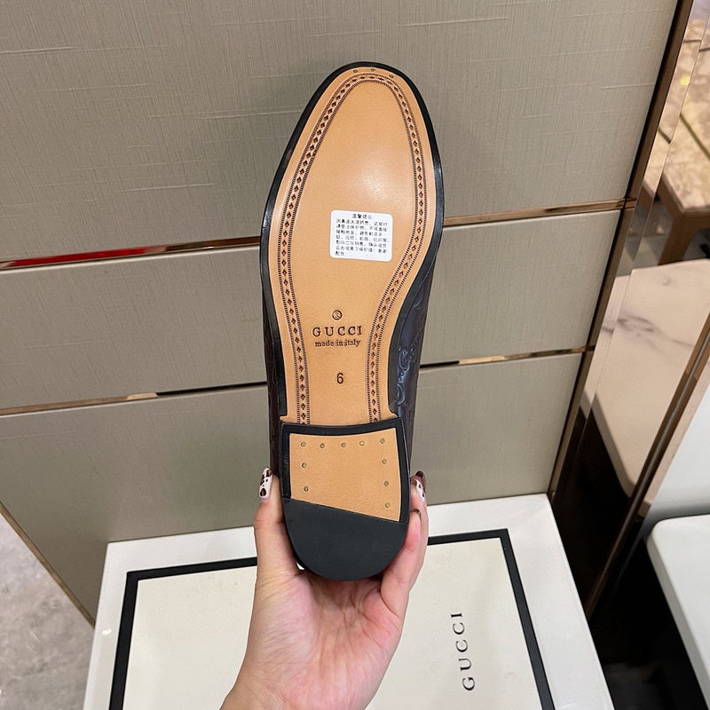 Side profile of Gucci stone beige sneakers classic court silhouette