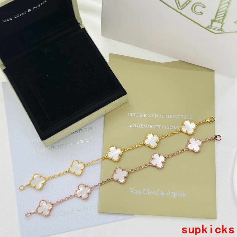 Angled view of Van Cleef & Arpels unisex jewelry piece