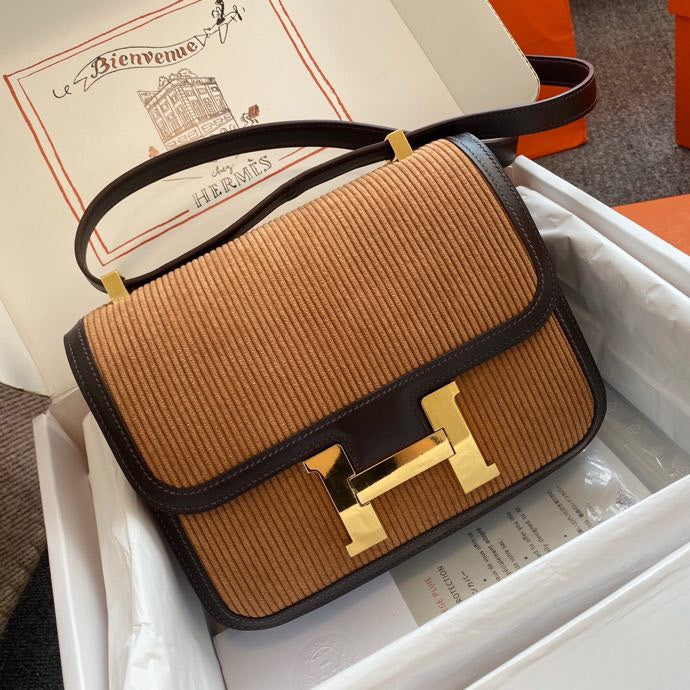  Classic shoulder bag front view