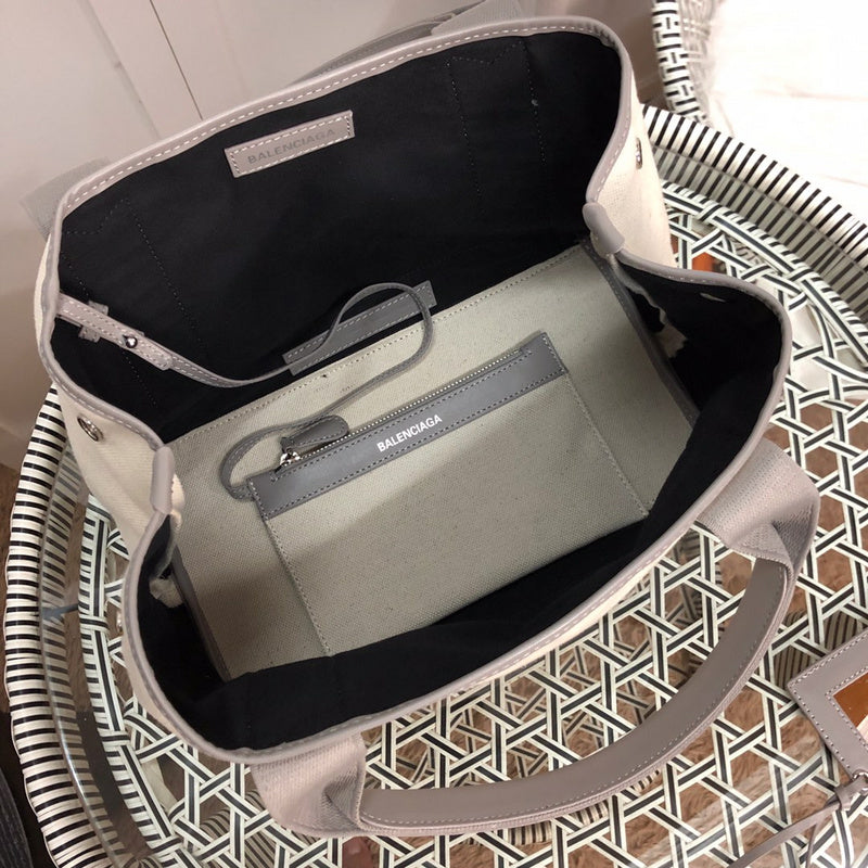 Close-up detail of everyday-luxe premium women's handbag – women's designer-style accessory