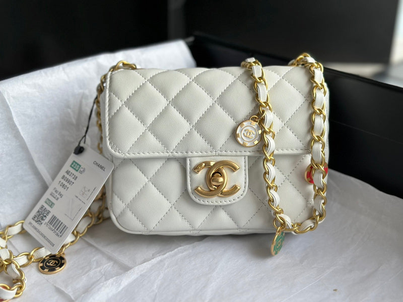 Zivas Charm Effortless Sophistication Designer Handbag (Modern Wardrobe Staple) – Detail View