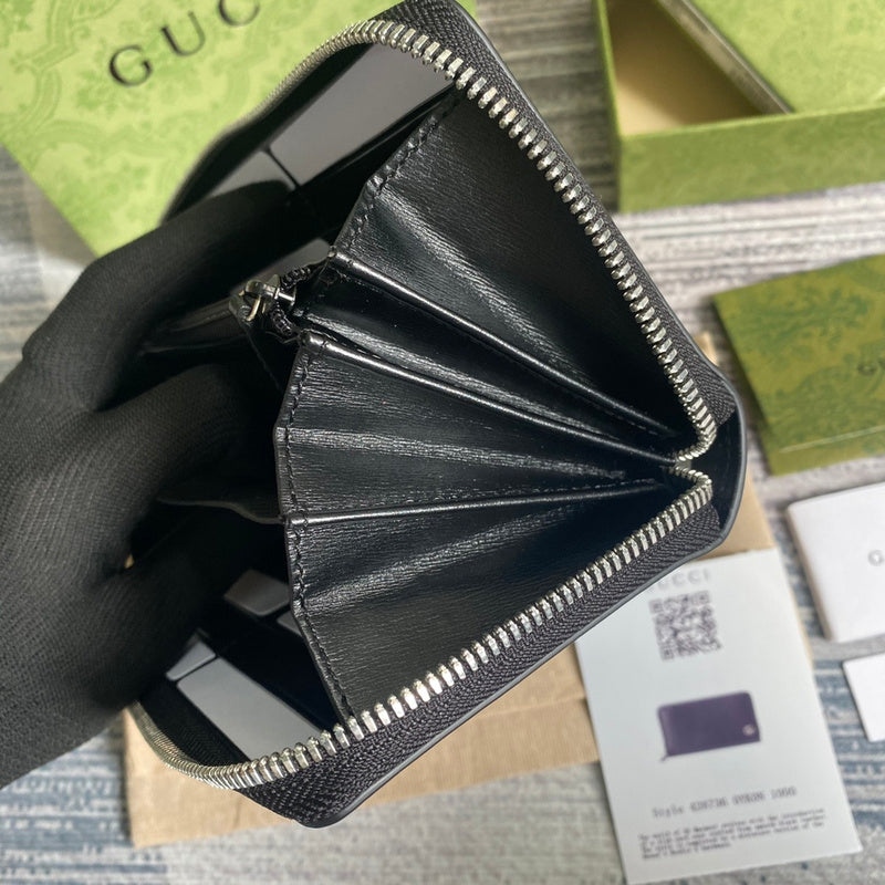 Handle and strap detail of everyday-luxe refined women's handbag – women's everyday handbag