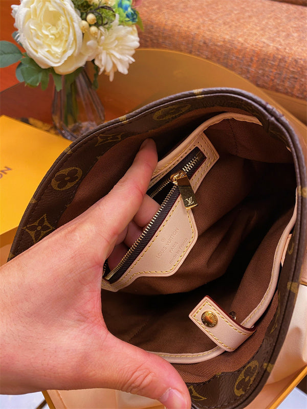  Effortless structured bag carried on shoulder 10