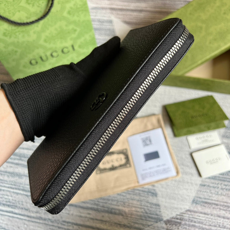 Styled lifestyle shot of modern structured women's handbag – women's designer-style accessory