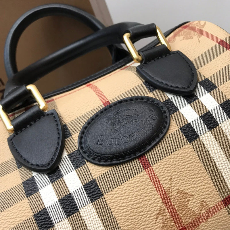Ziva's Charm handbag – close-up view (one versatile size)