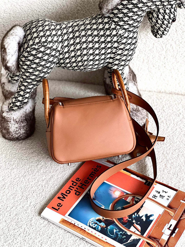  shoulder bag interior and compartment view 15