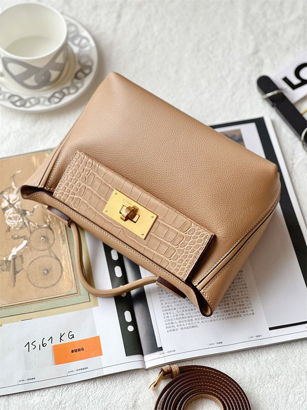  Clean-Lined tote bag carried on shoulder