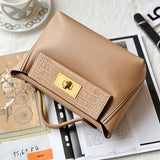  Clean-Lined tote bag carried on shoulder