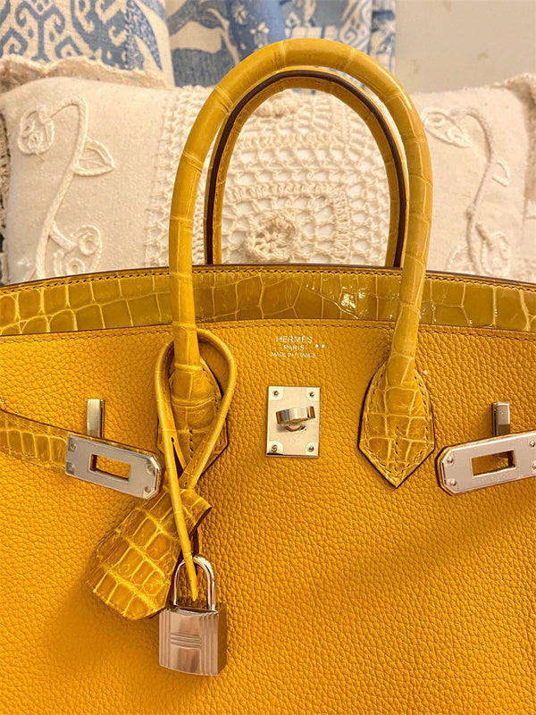  everyday bag interior and compartment view 9