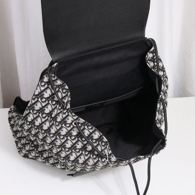 Front view of premium everyday-luxe women's handbag – women's luxury accessory