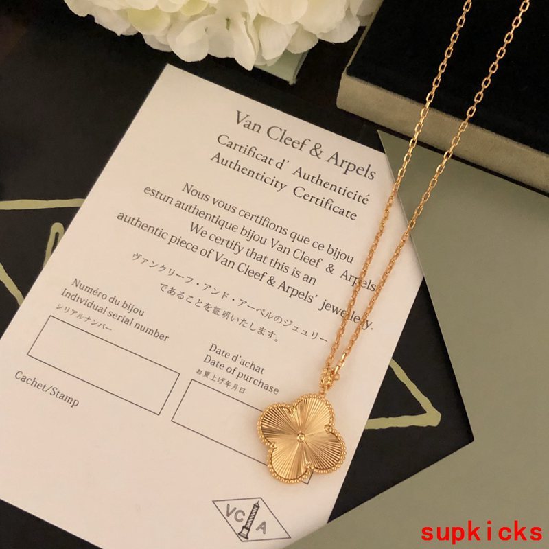 Angled view of Van Cleef & Arpels unisex jewelry piece