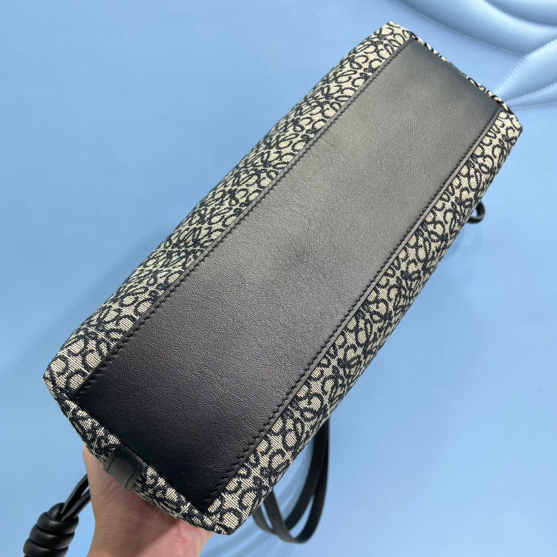 Ziva's Charm handbag – carry view (Standard Size)