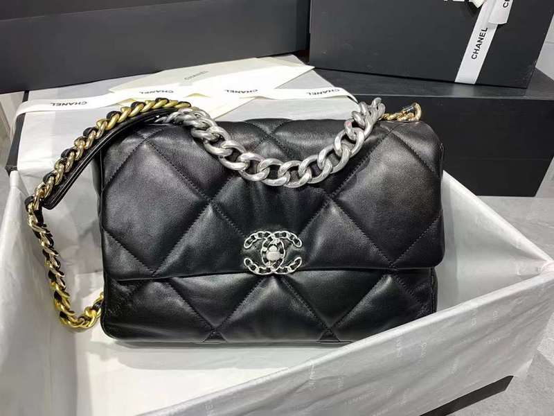 Zivas Charm Polished Finish Luxury Handbag (Versatile Style Statement) – Detail View
