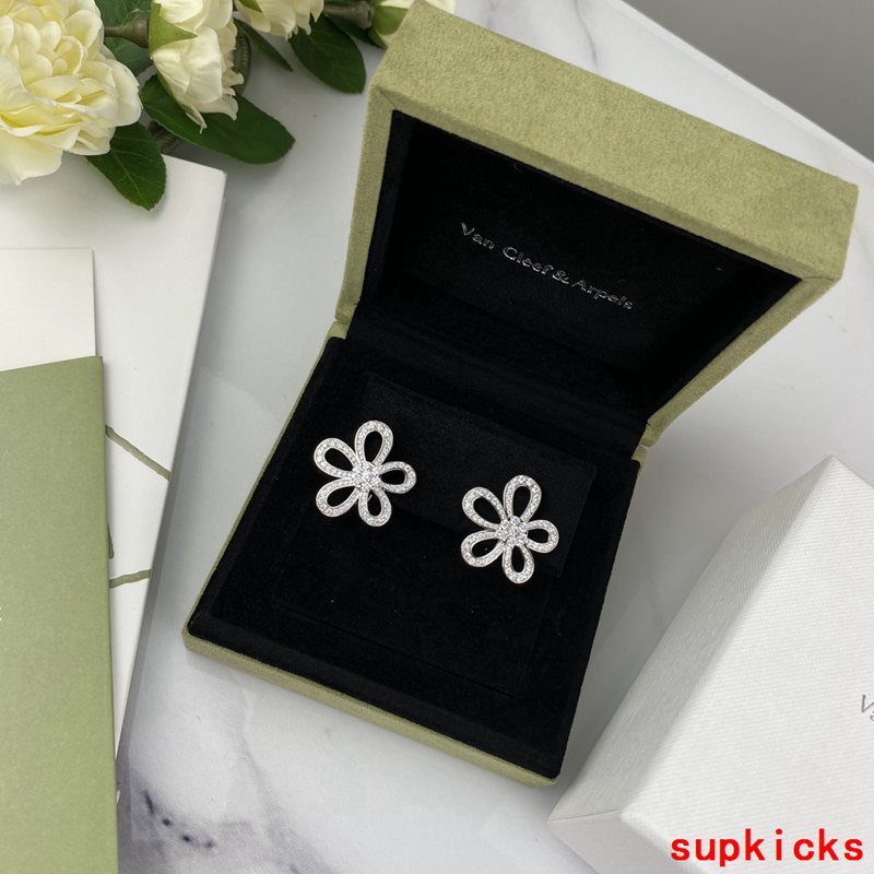 Front view of Van Cleef & Arpels unisex jewelry piece