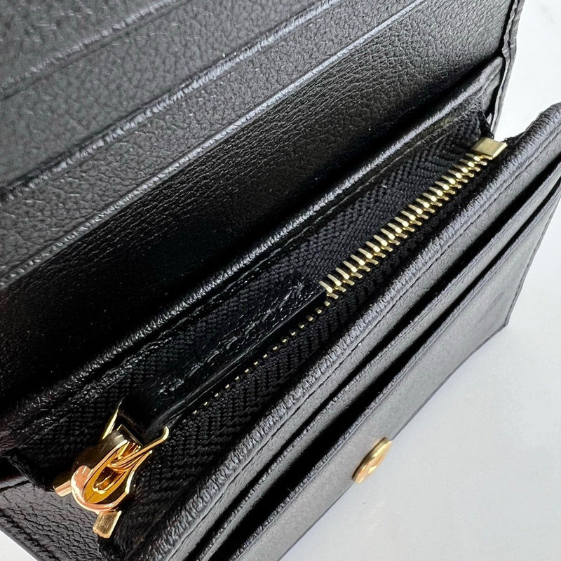 Side profile of statement modern women's handbag – women's luxury accessory