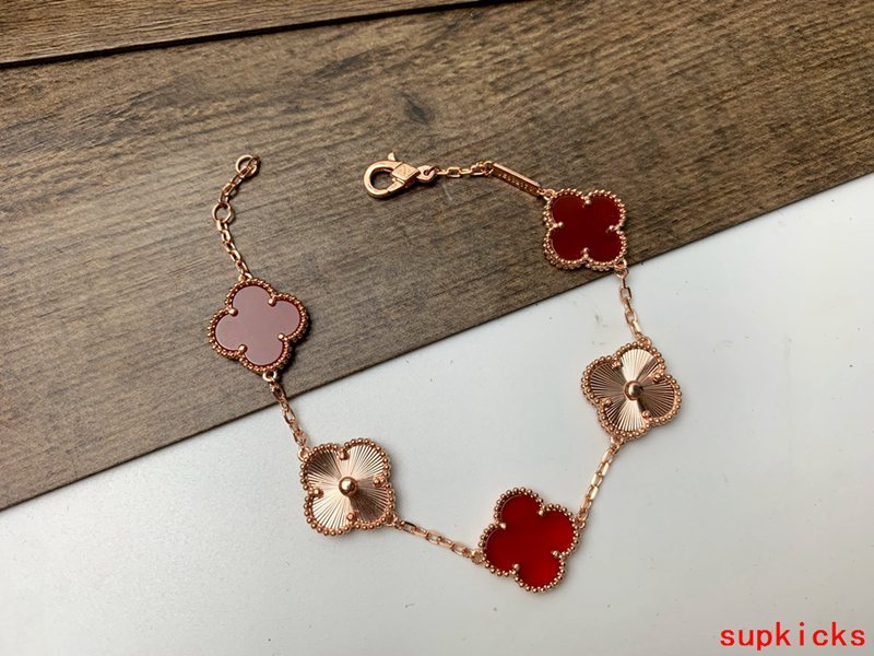 Side view of Van Cleef & Arpels unisex jewelry piece