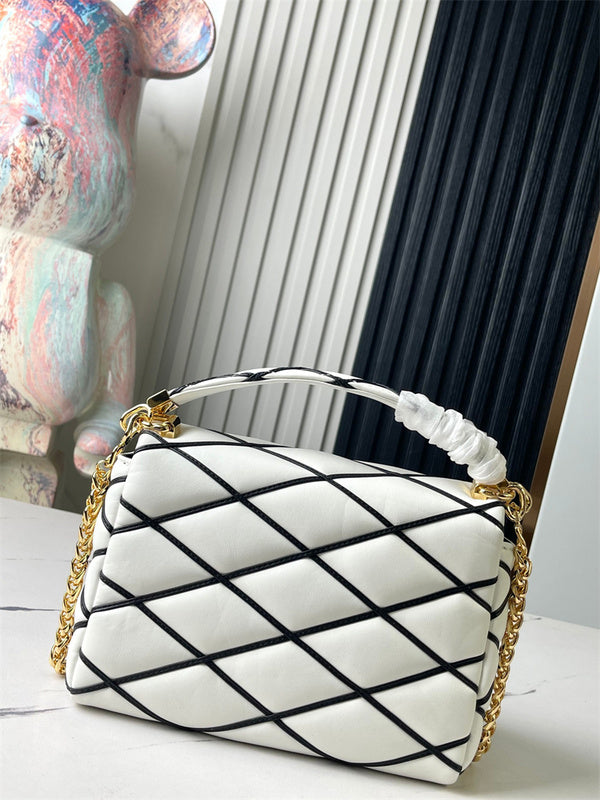  Sophisticated shoulder bag front view 19
