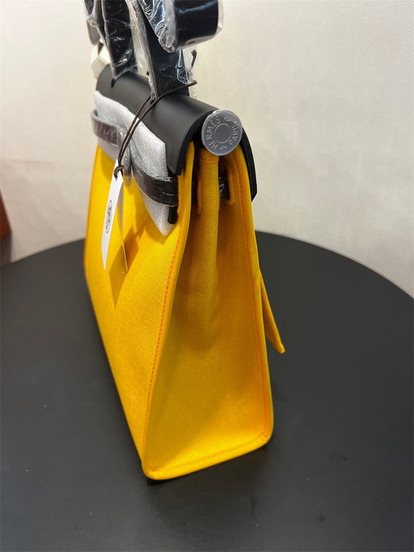  chic carryall bag styled with outfit