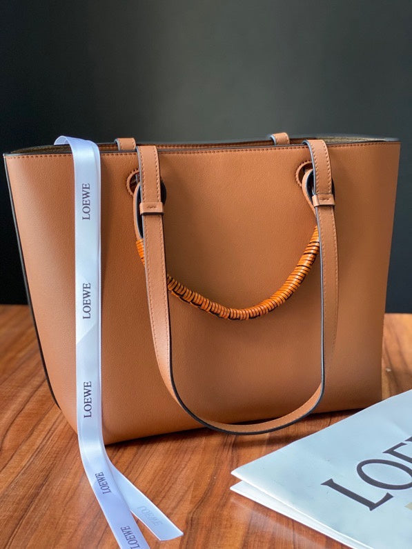 Ziva's Charm handbag – close-up view (29cm*25cm*14cm)