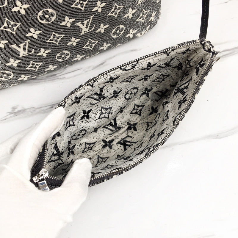 Back view of everyday-luxe premium women's handbag – women's luxury accessory