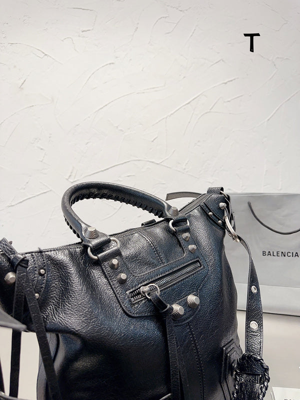 Ziva's Charm handbag – detail view (one versatile size)