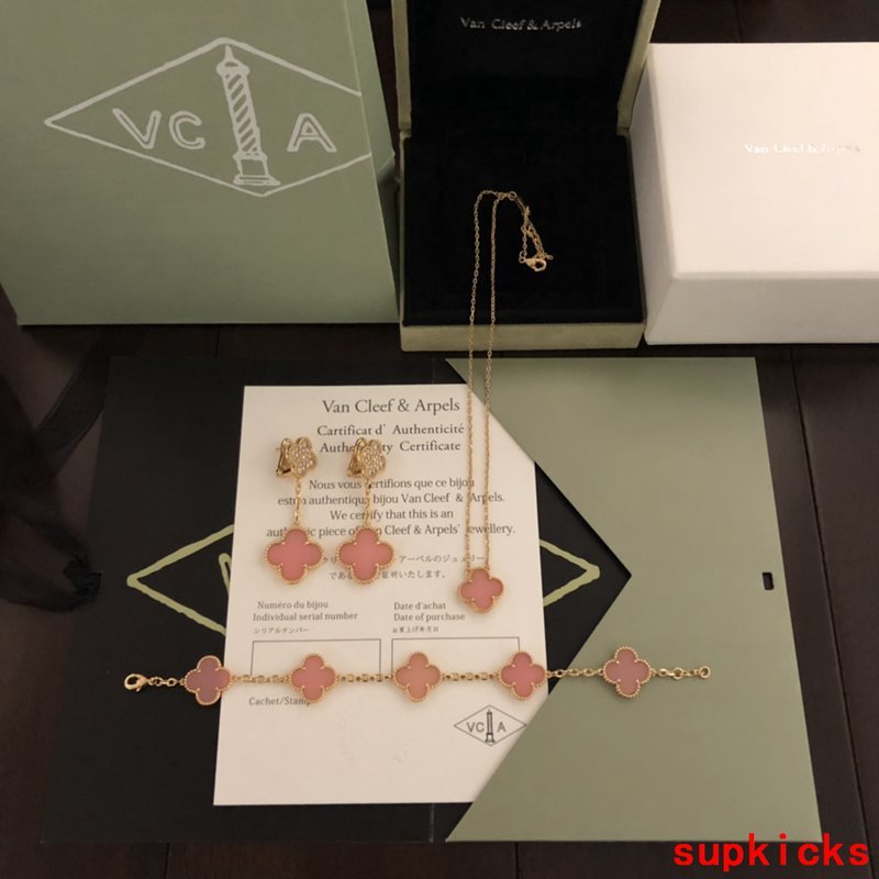 Side view of Van Cleef & Arpels unisex jewelry piece
