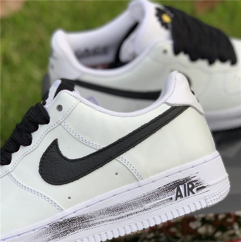 Nike Men's & Women's Luxury Fashion Trainers — Style 066 hardware detail