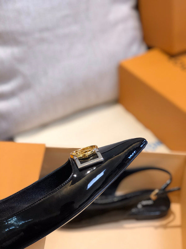 Front view of Louis Vuitton luxury piece style No.124