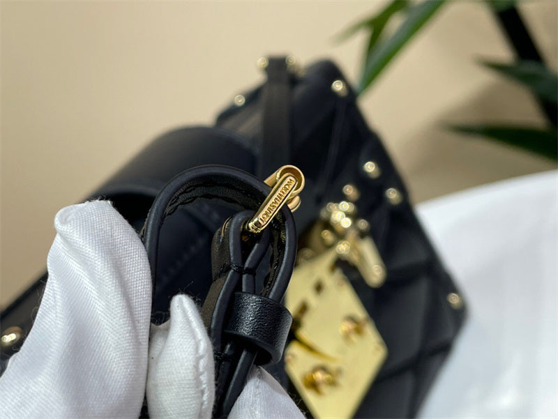  chic shopper bag styled with outfit