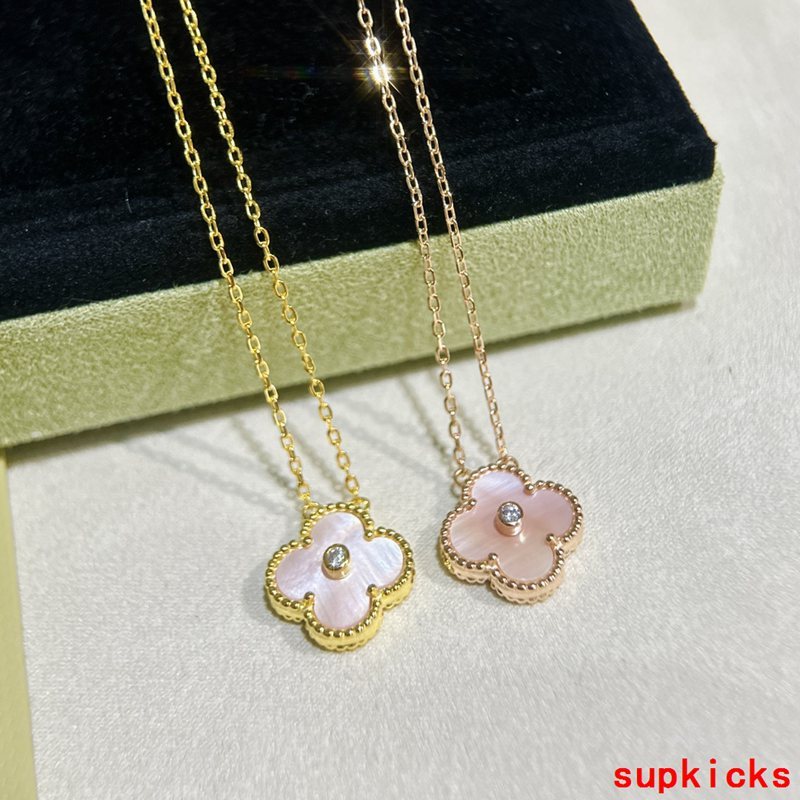 Full view of Van Cleef & Arpels unisex jewelry piece