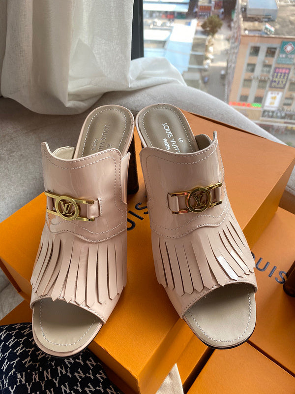 Front view of Louis Vuitton luxury piece style No.003