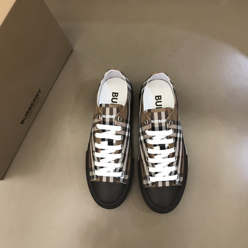 Burberry shoes Style 319 - logo and branding close-up
