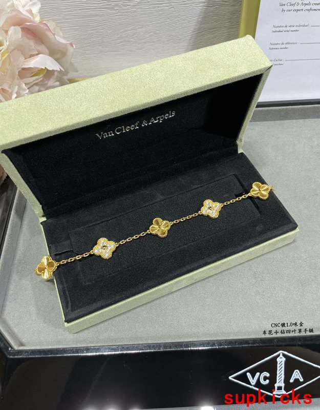 Front view of Van Cleef & Arpels unisex jewelry piece