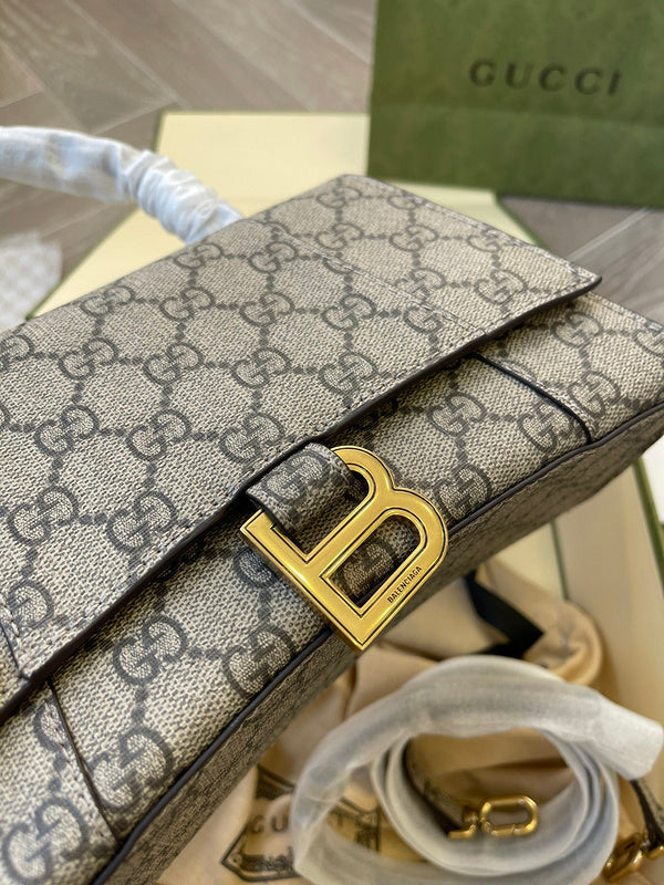 Ziva's Charm handbag – close-up view (one versatile size)