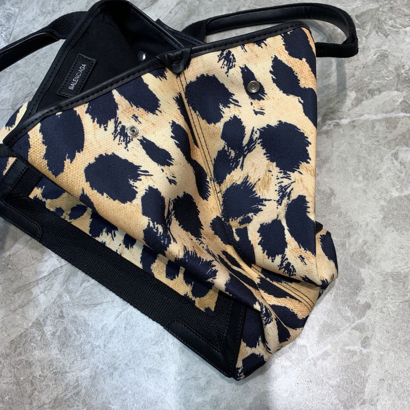 Effortless Premium PU Leather Handbag - Statement Silhouette | Women's Everyday Carry Handbag #648 - hardware and detail close-up (image 5) of designer-inspired handbag