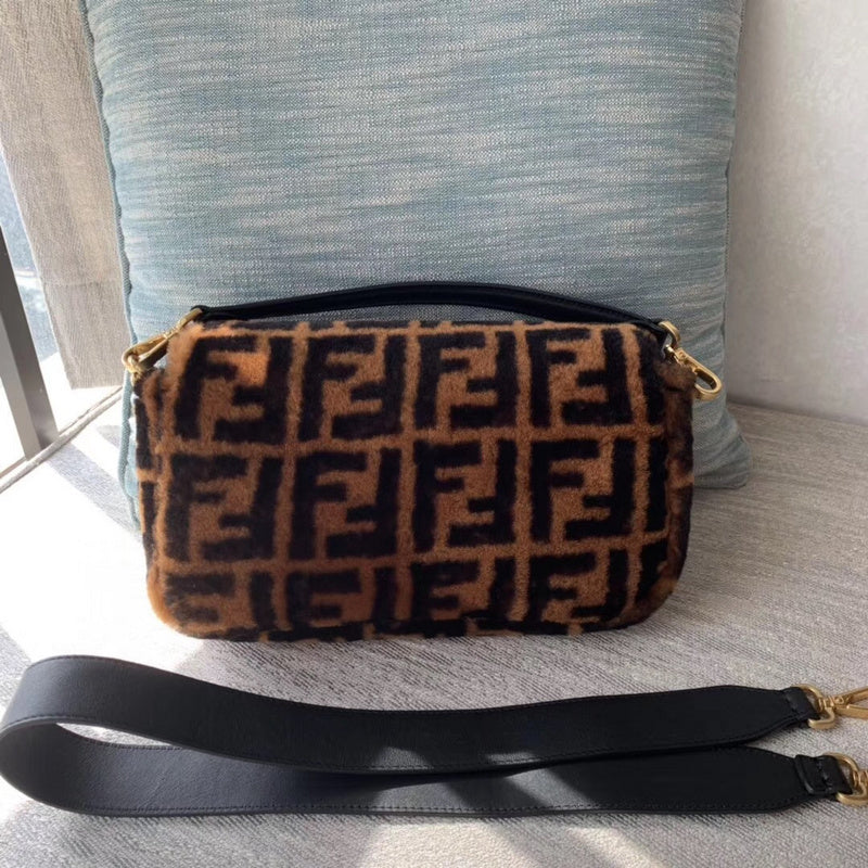 Ziva's Charm handbag – close-up view (Standard Size)